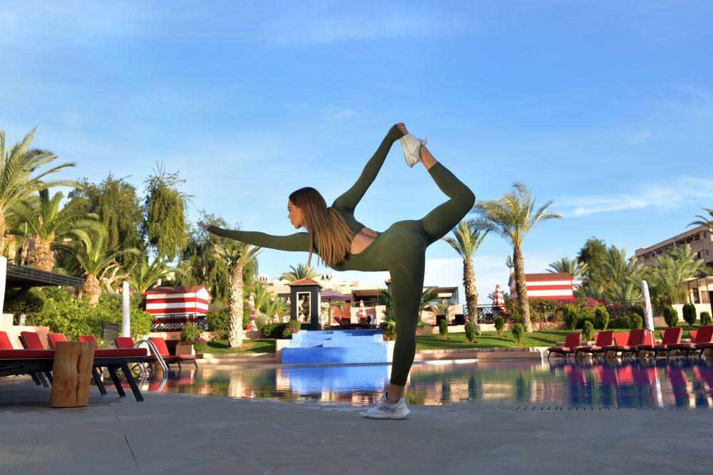 Moevenpick Hotel Mansour Eddahbi Marrakech Marrakesh Esterno foto A woman practicing yoga