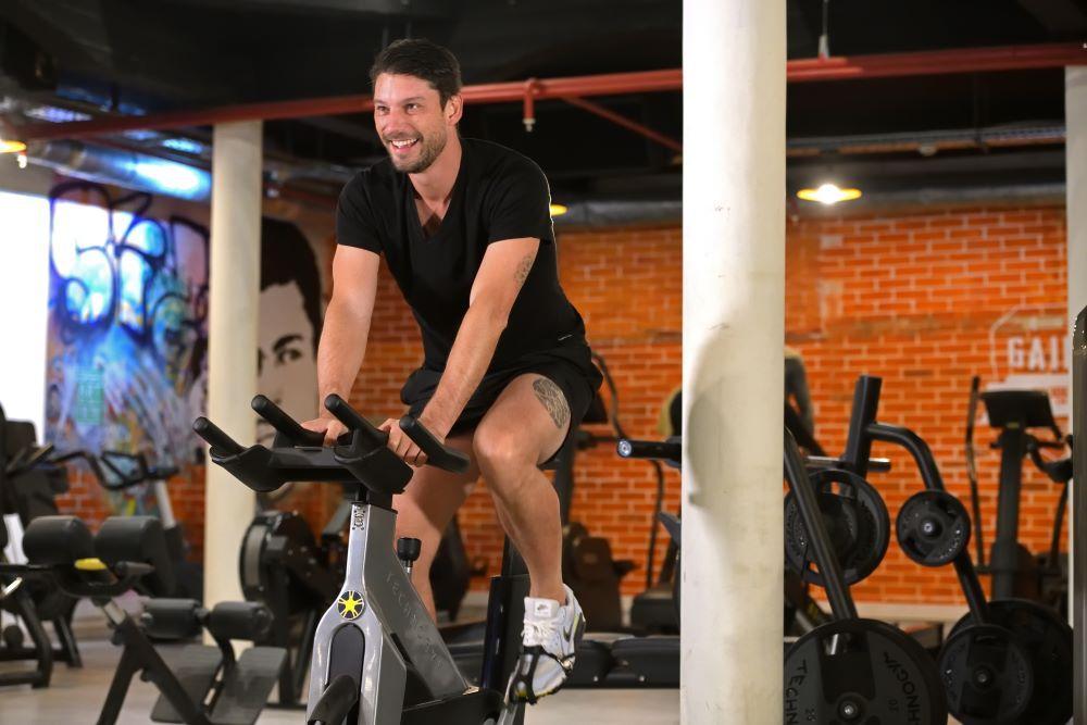 Moevenpick Hotel Mansour Eddahbi Marrakech Marrakesh Esterno foto A man on a stationary bicycle