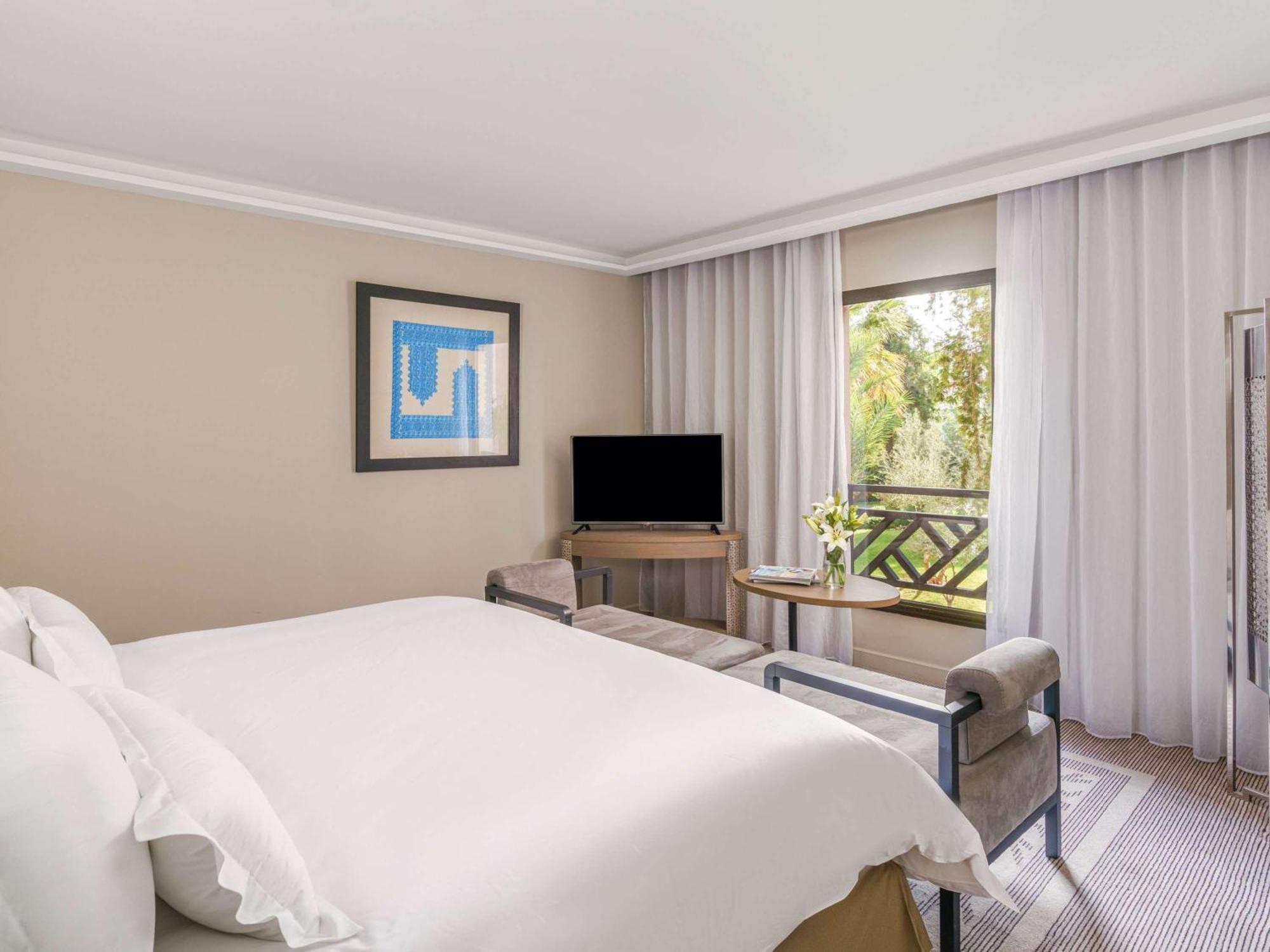 Moevenpick Hotel Mansour Eddahbi Marrakech Marrakesh Esterno foto A room at the hotel