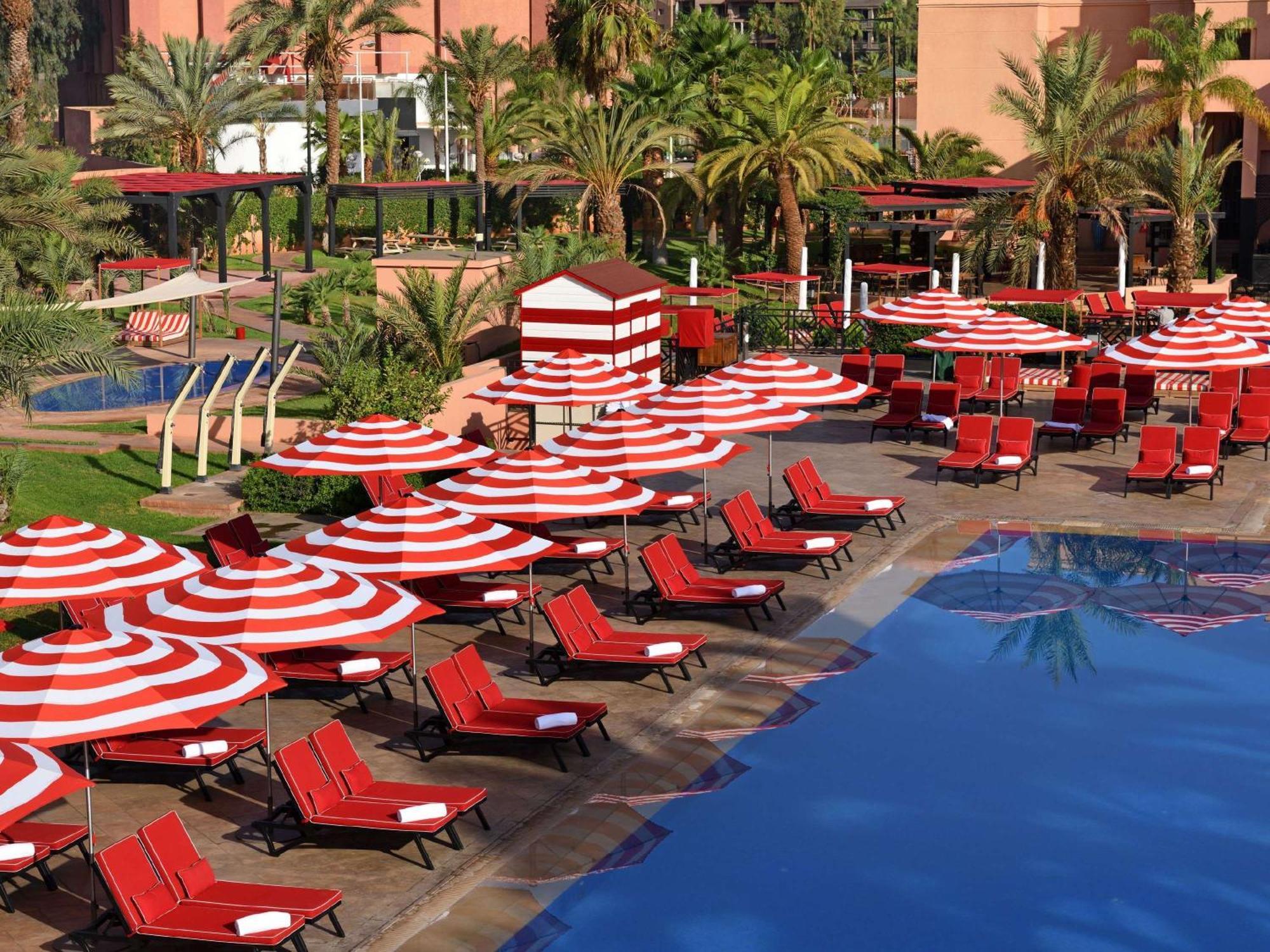 Moevenpick Hotel Mansour Eddahbi Marrakech Marrakesh Esterno foto The pool at the hotel