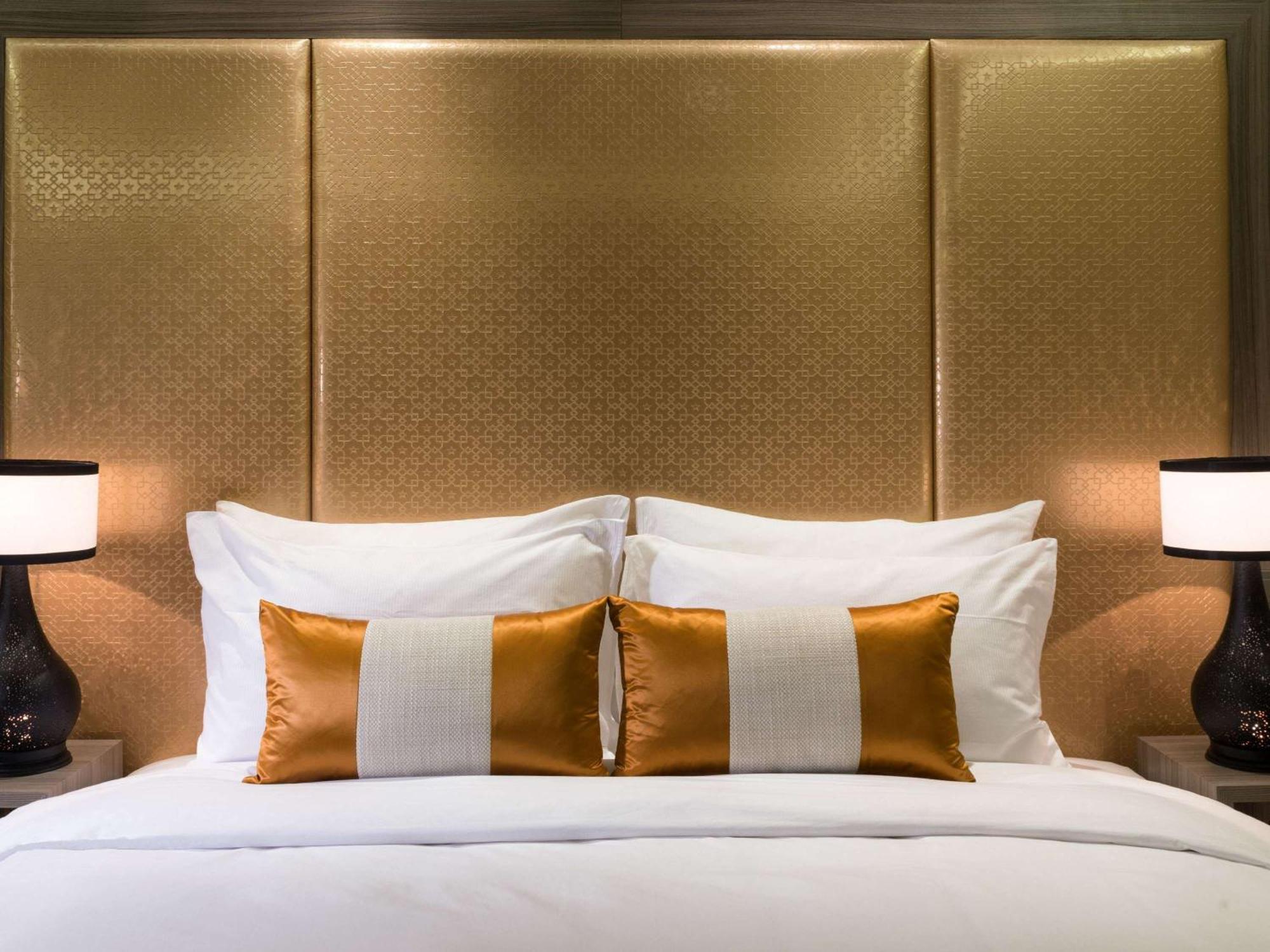 Moevenpick Hotel Mansour Eddahbi Marrakech Marrakesh Esterno foto A bed with a headboard