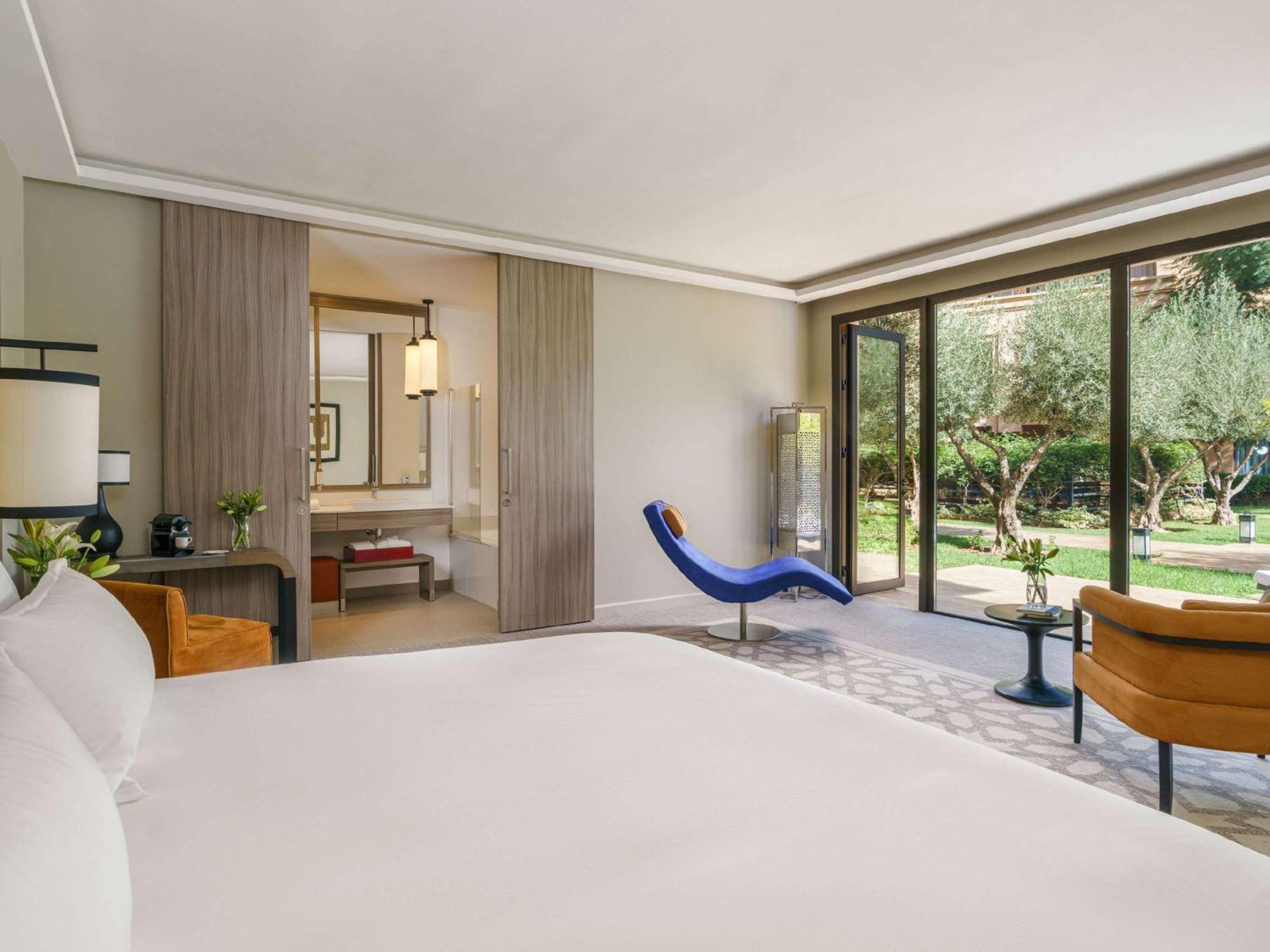 Moevenpick Hotel Mansour Eddahbi Marrakech Marrakesh Esterno foto A guest room at the hotel